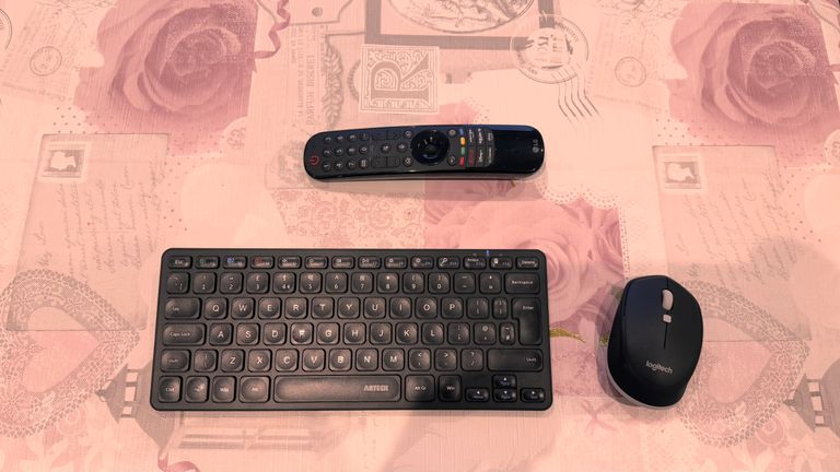 leetcode-coding-on-smart-tv-with-bluetooth-keyboard-mouse-2025-01-06 18.13.17.jpg