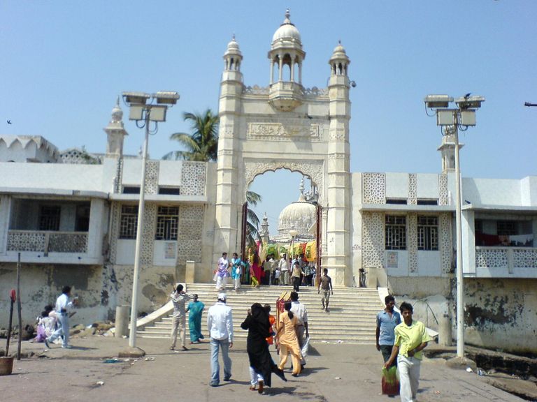 Entrance_to_the_Dargah_of_Haji_Ali.jpg