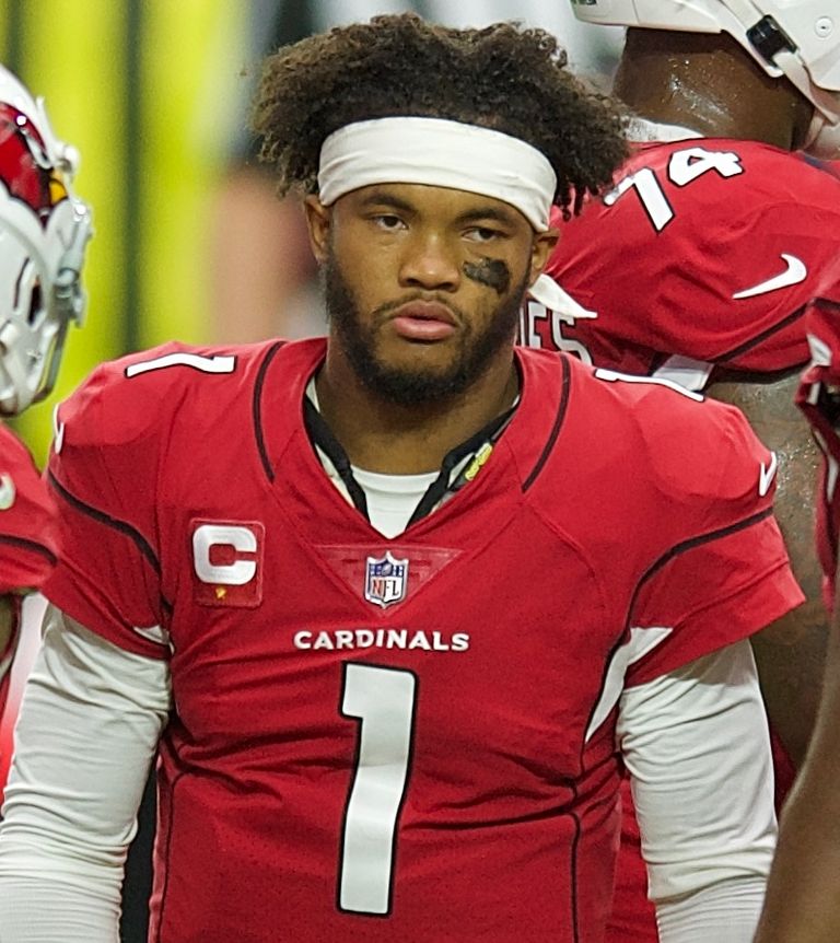 Kyler_Murray_in_huddle_(50369475187)_(cropped).jpg