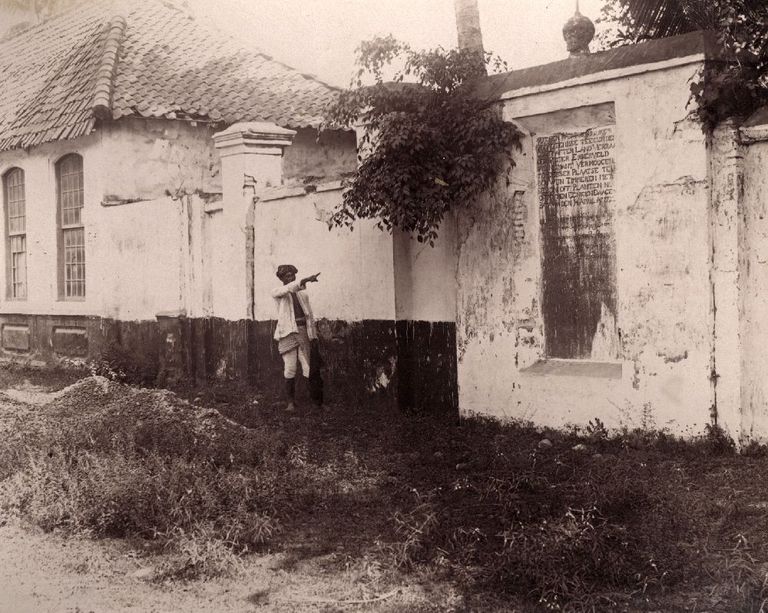 monumen-pieter-erberveld-di-jacatraweg-batavia-sekarang-jl-pangeran-jayakarta-jakarta-foto-tahun-1900-1918-public-domainnation.jpeg