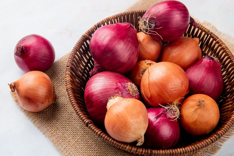 close-up-view-basket-onions-sackloth-white-background_141793-5347.jpg