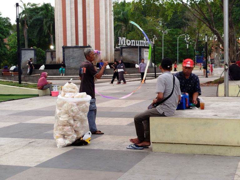 Penjual alun-alun2 - edited.jpg