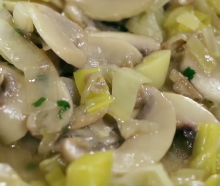 18-Half-sleeves-with-porcini-mushrooms-saffron-and-ricotta-cooking.png