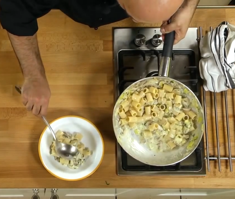 18-Half-sleeves-with-porcini-mushrooms-saffron-and-ricotta-cooking1.png