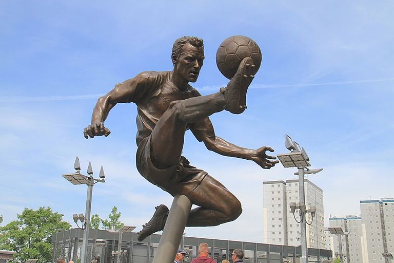 Dennis_Bergkamp_statue.jpg