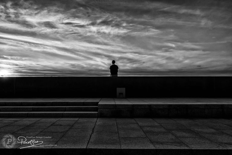 lonely_sunset_bw_2200px.jpg