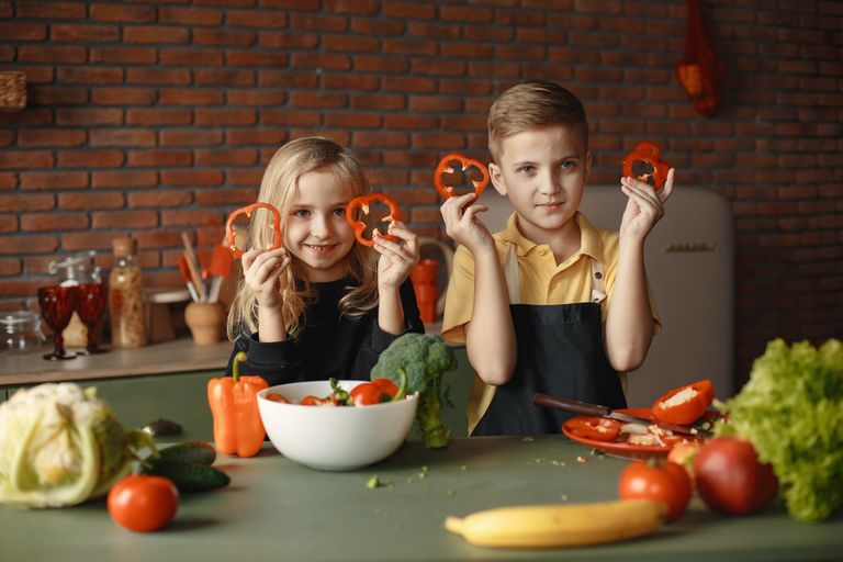 children-in-the-kitchen-holding-slices-of-capsicum-3984735.jpg