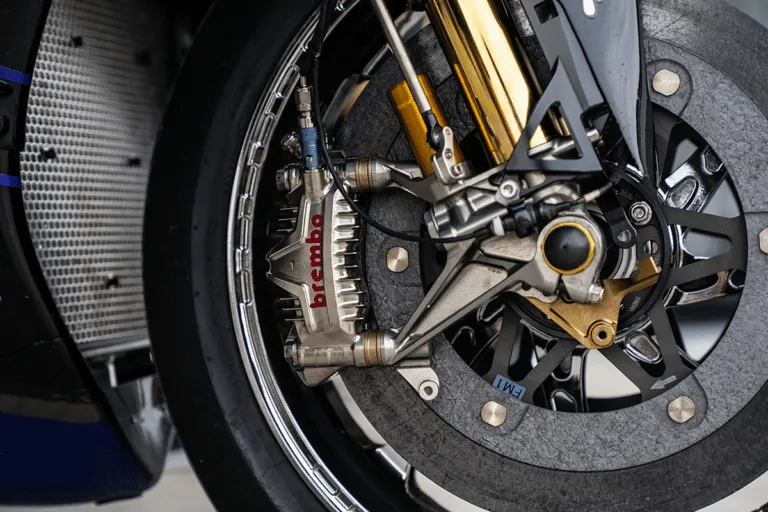 Brembo_high-mass-disc-and-GP4_details_MotoGP_low-768x512.webp