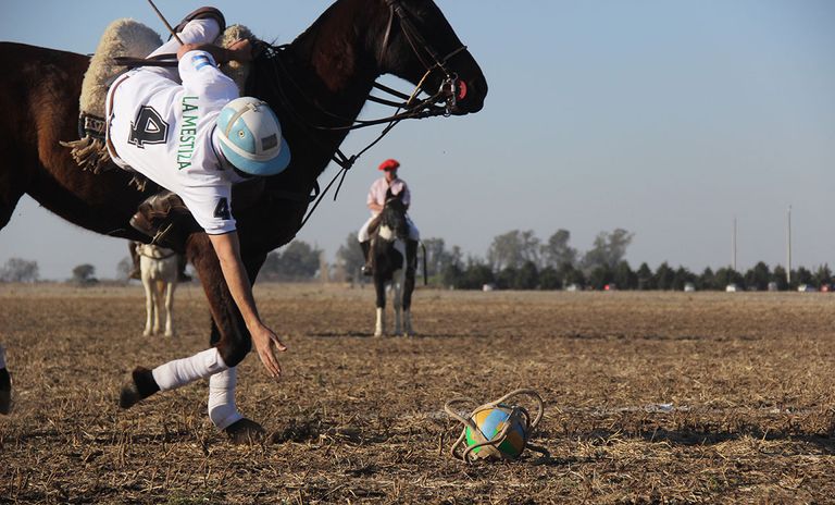 Il Pato, sport nazionale, virile, per cavalieri audaci e coraggiosi.