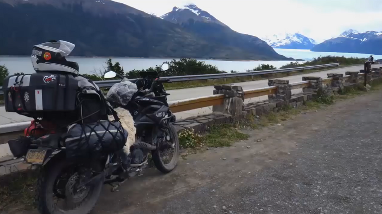 40.-La Ruta-40-16ma-etapa-perito-moreno-moto-y-lago.png