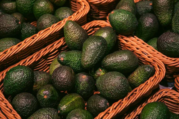 baskets-with-avocado-supermarket-close-up_169016-25079.webp