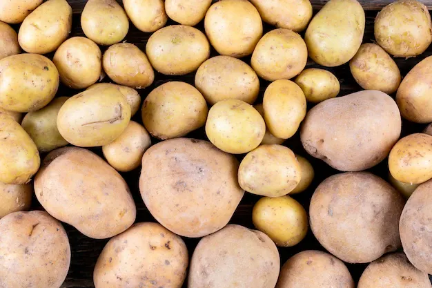 potatoes-closeup-as-background-top-view_176474-2023.webp