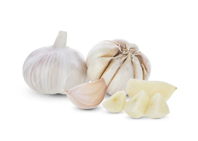 garlic-isolated-white-background_255512-235.webp