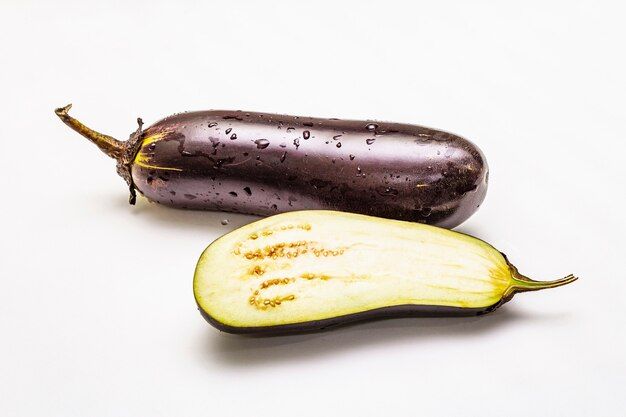 fresh-ripe-eggplants_164638-772.jpg