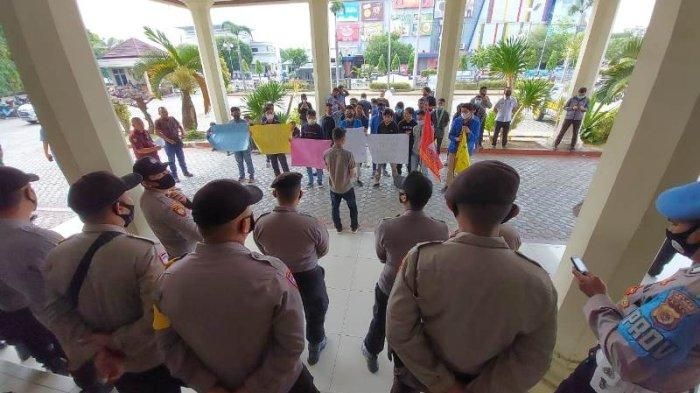 mahasiswa-berdemo-di-depan-kantor-walikota-lhokseumawe-rabu-2612022.jpg