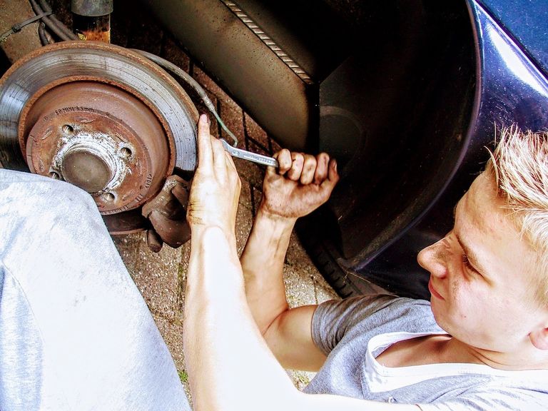 car-mechanic-2267350_1280.jpg