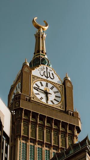 free-photo-of-low-angle-shot-of-the-mecca-clock-tower-with-arabic-script.jpeg