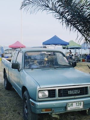 free-photo-of-close-up-shot-of-a-blue-car.jpeg