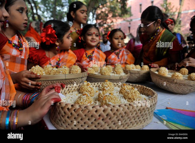artists-prepare-food-during-the-nabanna-festival-in-dhaka-nabanna-EAHDDG.jpg