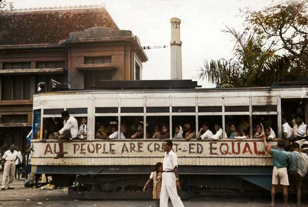 Signs+written+on+the+street+bus,+reminding+citizens+of+Indonesia's+inalienable+rights_QDhuv__please_credit[palette.fm].jpg