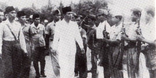 orang-bukittingi-dan-tas-sukarno.jpg