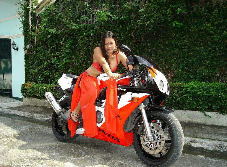 20150805_110336_honda-cbr-400-sexy-woman-GP.jpeg