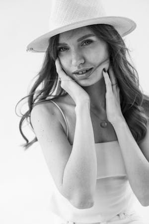 free-photo-of-portrait-of-woman-in-hat-in-black-and-white.jpeg