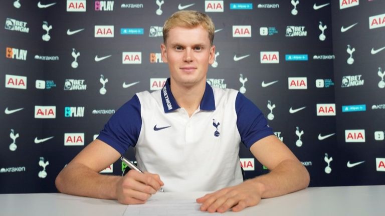 antonin-kinsky-has-officially-completed-the-signing-from-sk-slavia-prague-to-tottenham-hostpur--tottenham-hostpur.jpg