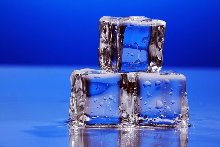 composition-ice-cubes_144627-19409.jpg