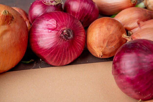 close-up-view-whole-red-yellow-onions-with-copy-space_141793-5442.jpg