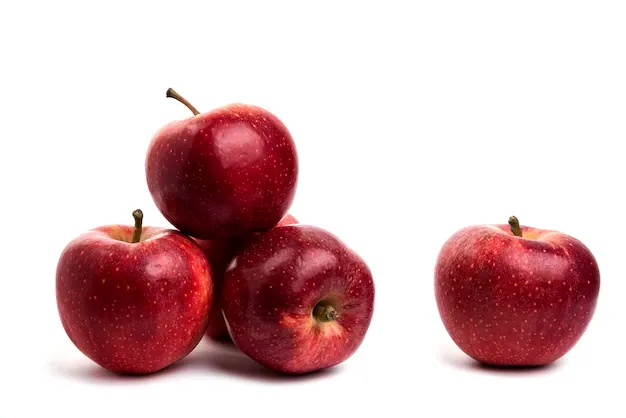 tasty-red-apples-isolated-white_114579-73119.webp