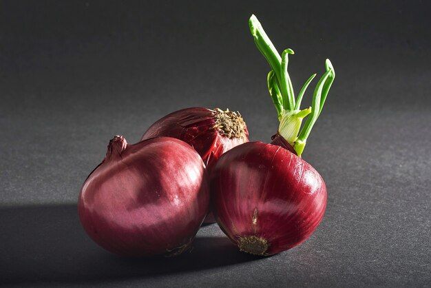 red-onions-whole-isolated-black_146671-19180.jpg