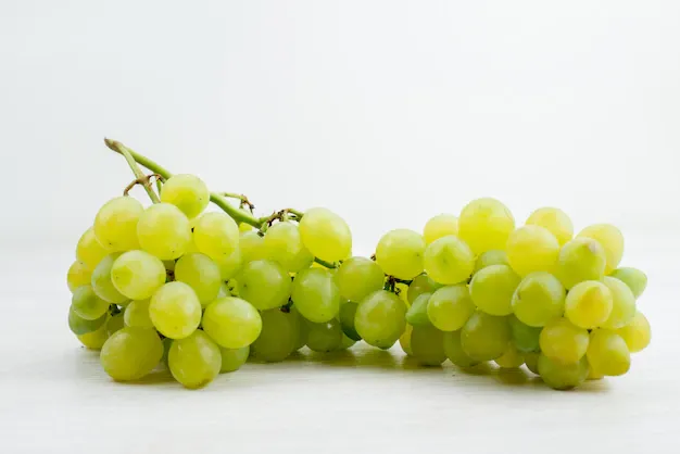 front-view-fresh-green-grapes-juicy-sour-white-desk-fruit-color-vitamine-summer_140725-21762.webp