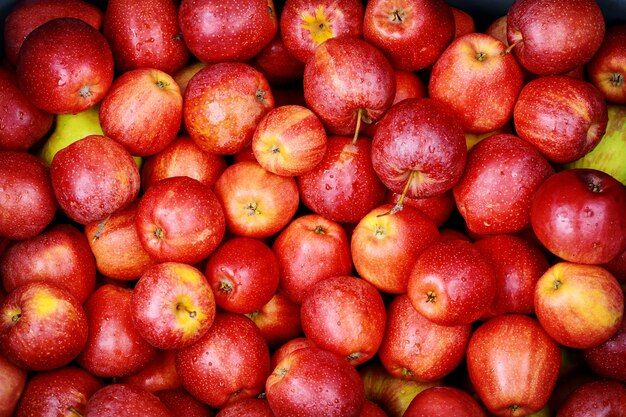 close-up-red-apples_177613-2490.jpg