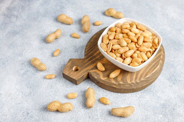 salted-roasted-peanuts_114579-19399.jpg