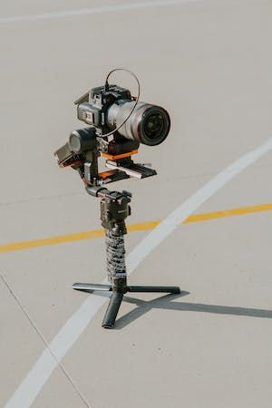 free-photo-of-modern-camera-on-tripod.jpeg