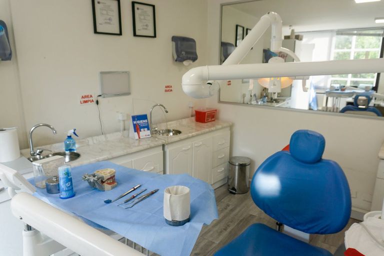 free-photo-of-interior-of-a-dental-office-with-medical-instruments-and-a-denture-lying-on-the-table.jpeg