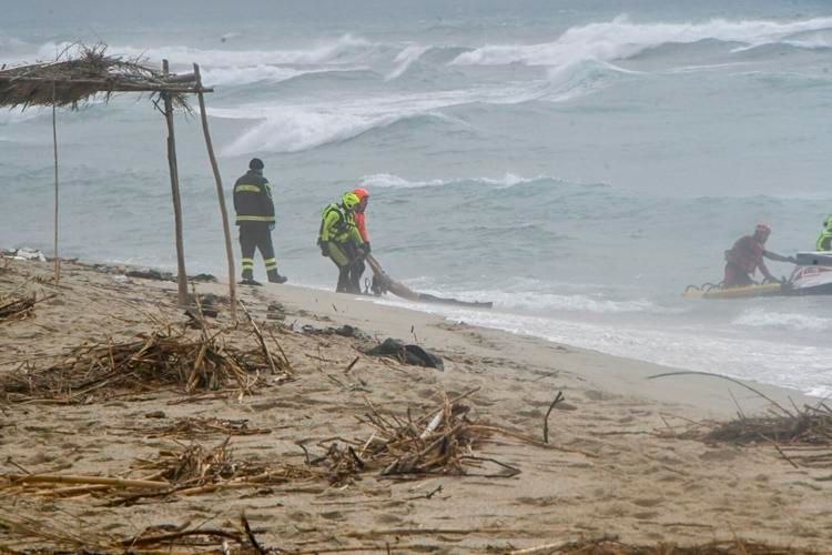 Migrant-Boat-Breaks-Apart-off-Italian-Coast.jpeg