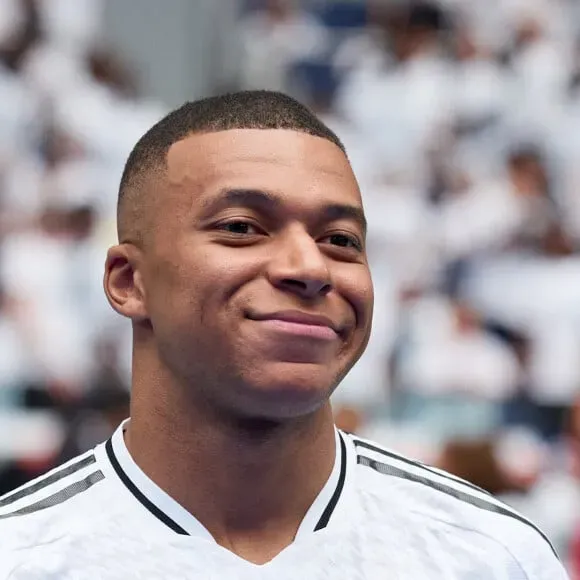 875219-kylian-mbappe-a-signe-au-real-madrid-580x580-2.webp