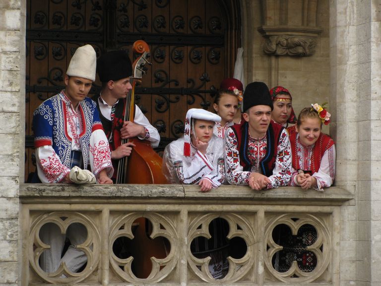 Bulgarian_folk_dancers_and_musicians_in_Brussels.jfif