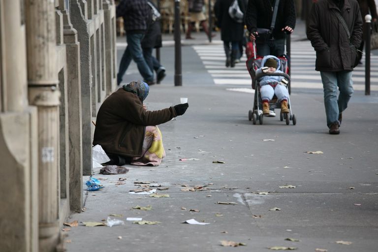 Beggar_in_Paris,_December_2009.jpg