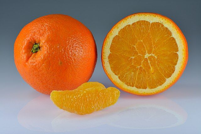 640px-Oranges_-_whole-halved-segment.jpg