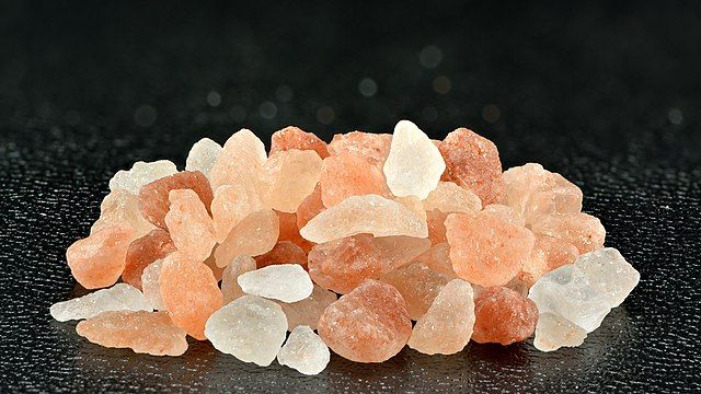 Himalayan_salt_(coarse).jpg