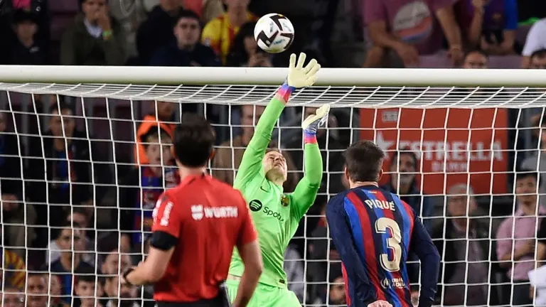 ter-stegen-atajando-un-disparo.webp