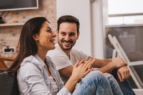 pareja-hablando-en-el-salon.jpg