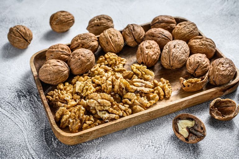 walnuts-wooden-plate-walnut-kernels_89816-15893.jpg