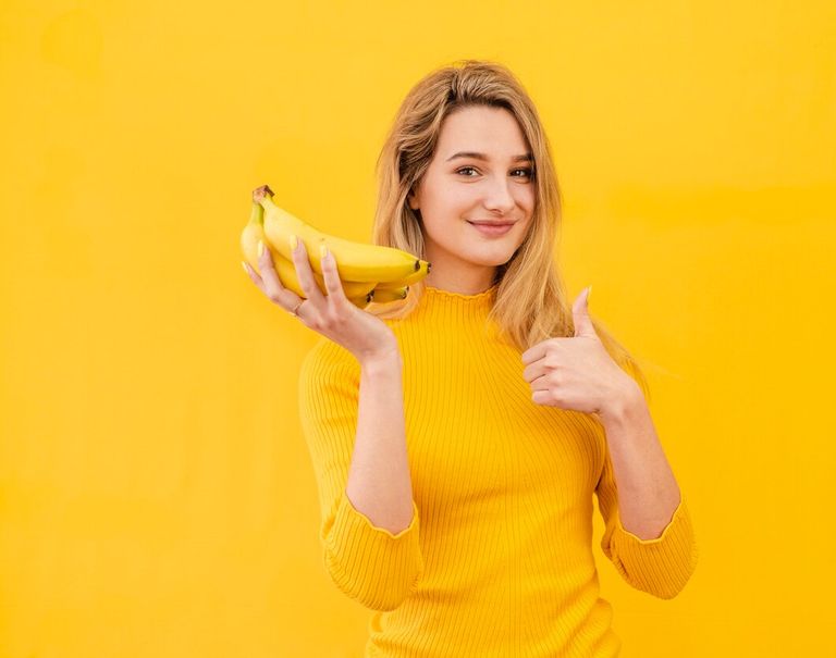 medium-shot-woman-holding-bananas_23-2148487114.jpg