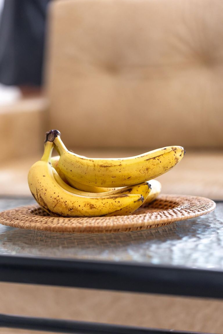 bunch-bananas-apples-plate-interior-room_169016-48441.jpg