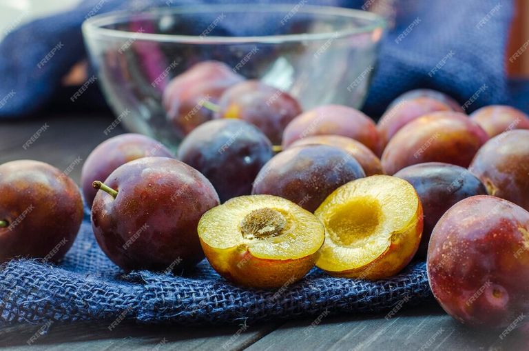 ripe-fresh-plums-close-up-table_168527-1955.jpg