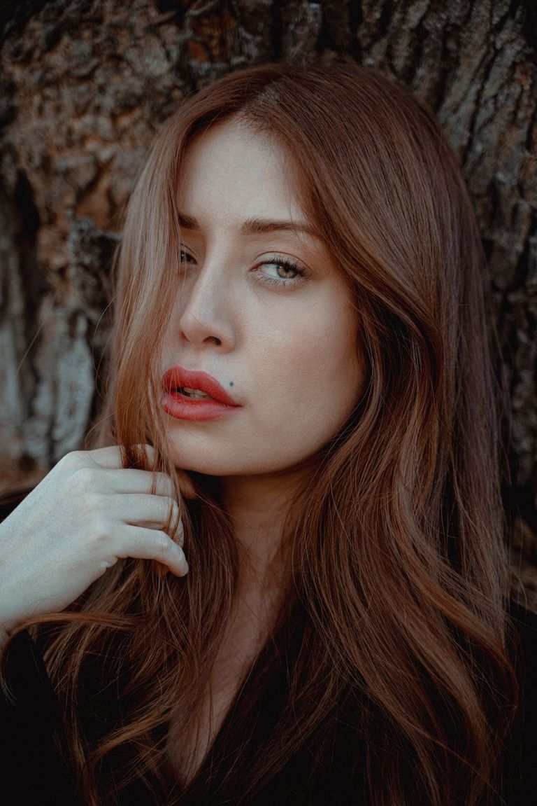 free-photo-of-portrait-of-brunette-woman-in-front-of-a-tree (1).jpeg